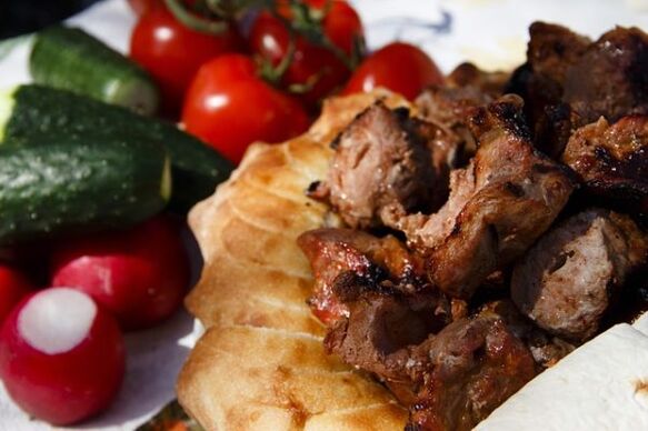 Barbeku dengan sayur -sayuran