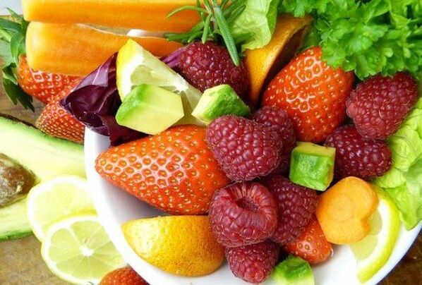 Buah -buahan dengan beri dan herba